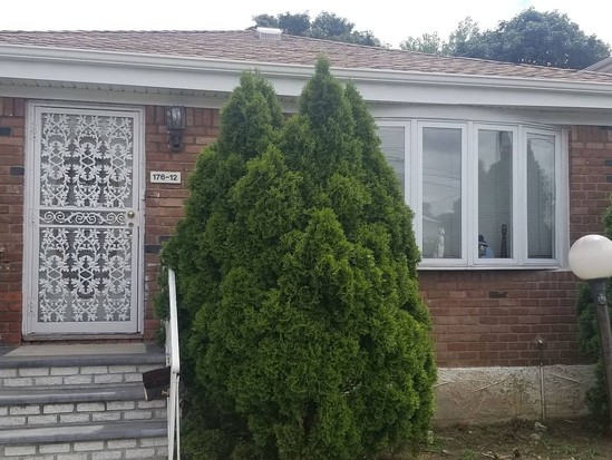 Single-family for Contingent St Albans, Queens