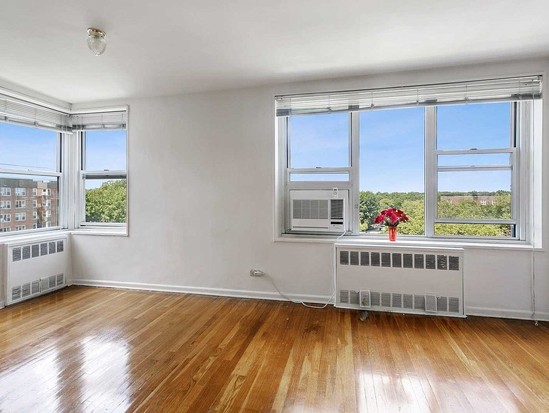 Condo for Sale Bayside, Queens