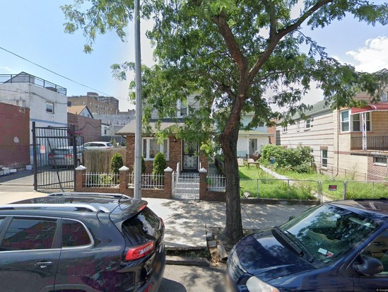 Single-family for Pre-foreclosure / auction Pelham Bay, Bronx