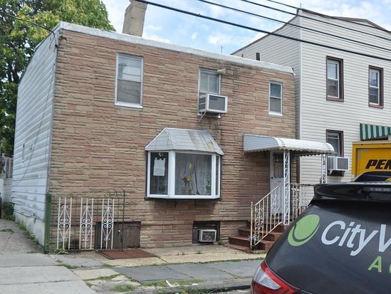 Single-family for Sale Astoria, Queens