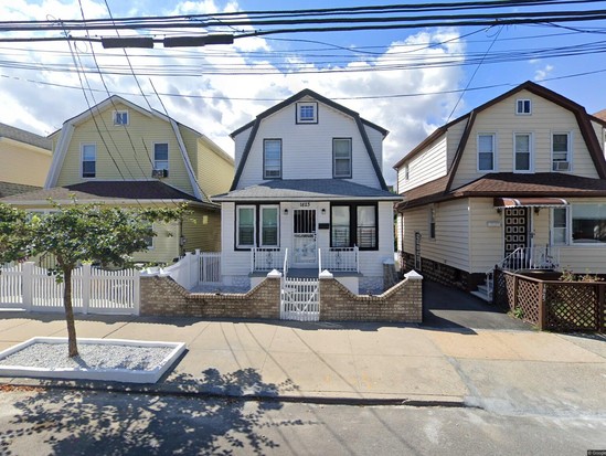 Single-family for Pre-foreclosure / auction Pelham Bay, Bronx