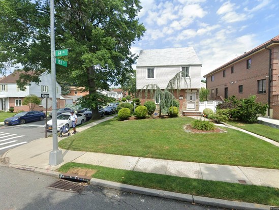 Single-family for Pre-foreclosure Fresh Meadows, Queens