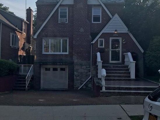 Single-family for Contingent Morris Park, Bronx