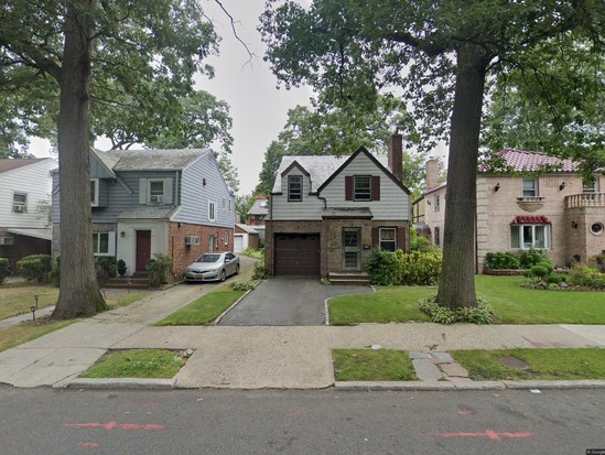 Single-family for Pre-foreclosure / auction Jamaica Estates, Queens