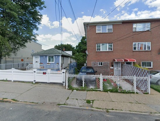 Single-family for Pre-foreclosure Springfield Gardens, Queens