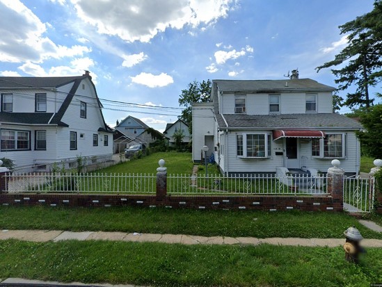 Single-family for Pre-foreclosure / auction Springfield Gardens, Queens