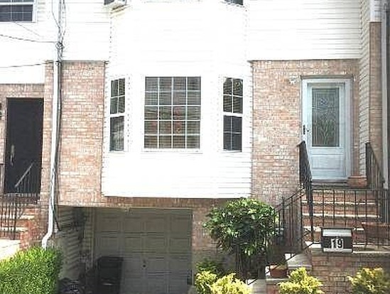 Townhouse for Contingent Arrochar, Staten Island