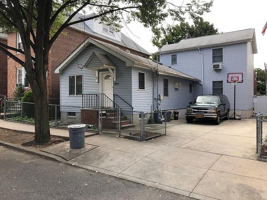 Single-family for Pre-foreclosure Pelham Bay, Bronx