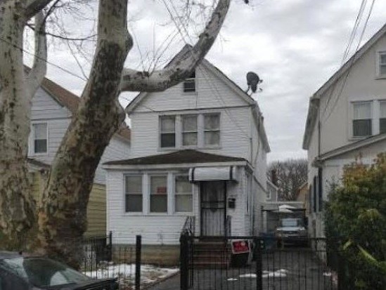 Single-family for Auction St Albans, Queens