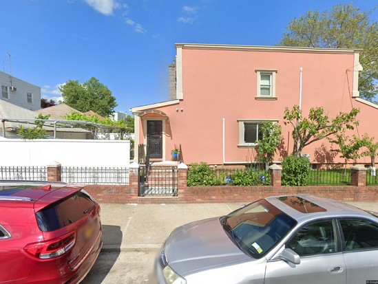 Single-family for Contingent Auburndale, Queens