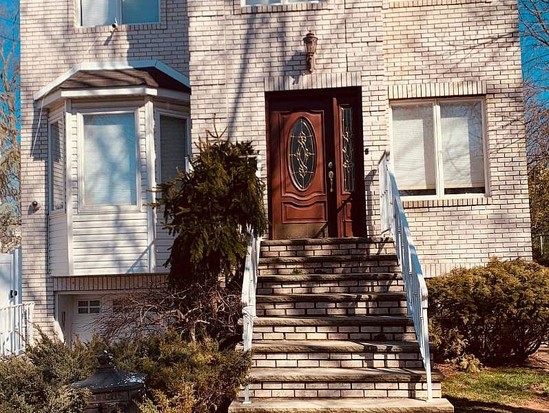 Single-family for Pre-foreclosure / auction Eltingville, Staten Island