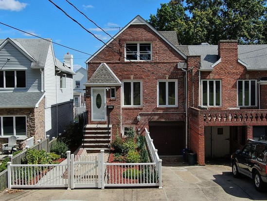 Single-family for Sale Marine Park, Brooklyn