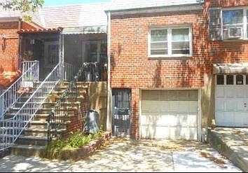 Single-family for Auction Ridgewood, Queens