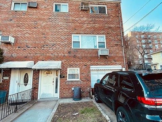 Single-family for Contingent Pelham Parkway, Bronx