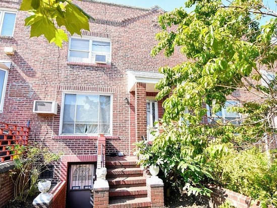 Single-family for Sale Astoria, Queens