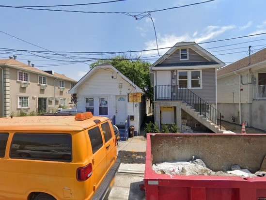 Single-family for Pre-foreclosure Far Rockaway, Queens