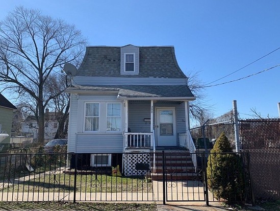 Single-family for Pre-foreclosure / auction West Brighton, Staten Island