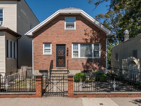 Single-family for Sale Astoria, Queens