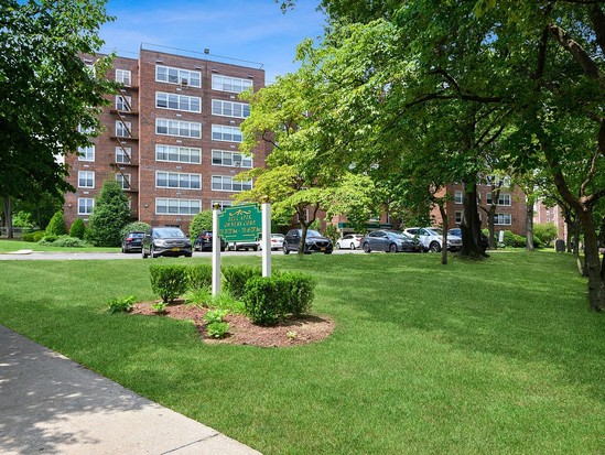 Condo for Sale Bayside, Queens