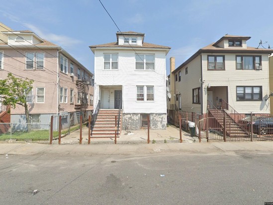 Multi-family for Pre-foreclosure Far Rockaway, Queens