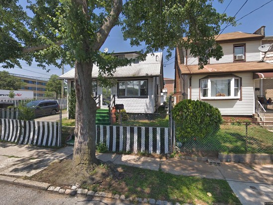 Single-family for Pre-foreclosure Brookville, Queens