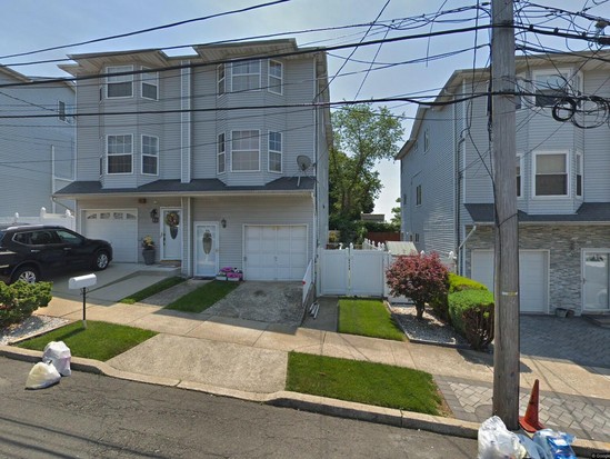 Single-family for Pre-foreclosure / auction Grasmere, Staten Island