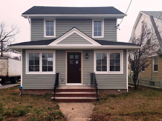 Single-family for Contingent Laurelton, Queens