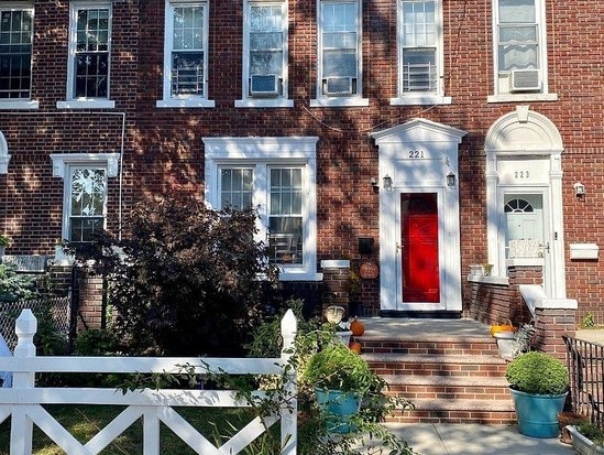 Single-family for Sale Fort Hamilton, Brooklyn