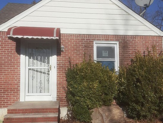 Single-family for Contingent Laurelton, Queens