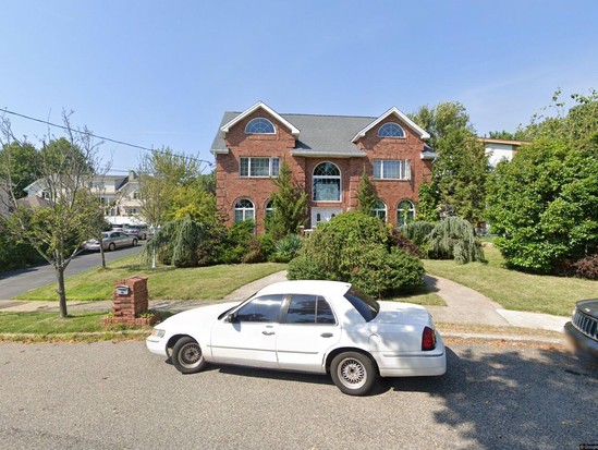 Single-family for Pre-foreclosure / auction Annadale, Staten Island