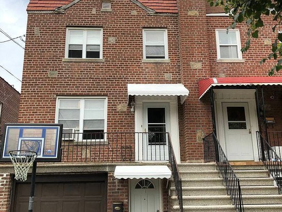 Single-family for Contingent Pelham Gardens, Bronx