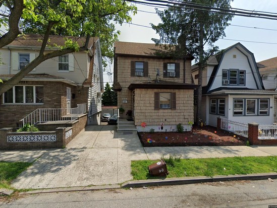 Single-family for Pre-foreclosure Pelham Gardens, Bronx