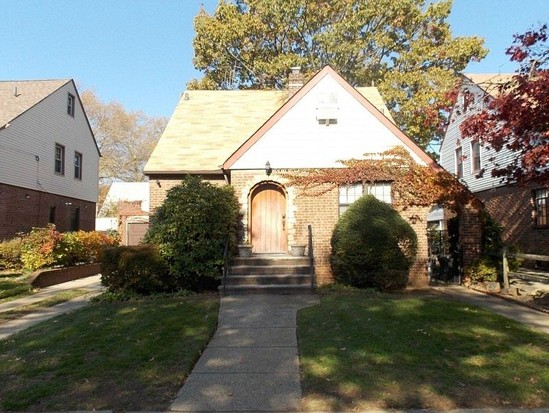 Single-family for Pre-foreclosure / auction Bellerose, Queens