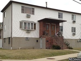 Home for Pre-foreclosure Brookville, Queens