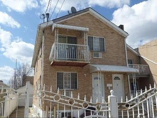 Multi-family for Auction Throggs Neck, Bronx