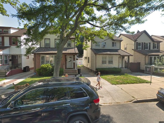 Single-family for Pre-foreclosure / auction Rosedale, Queens