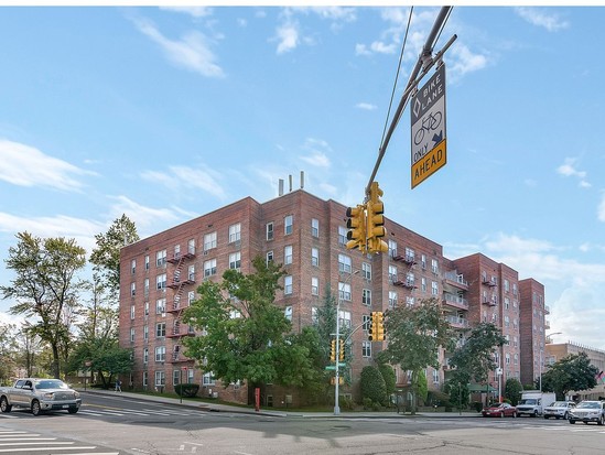 Condo for Sale Douglaston, Queens