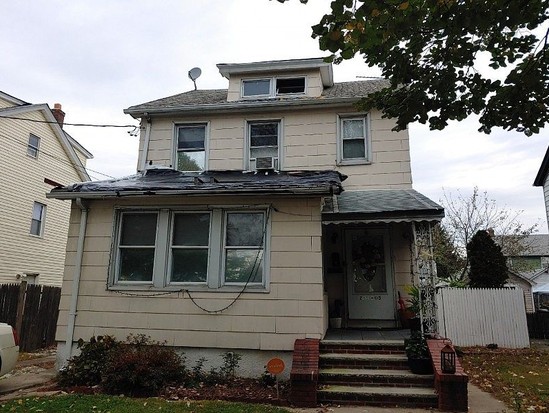 Single-family for Pre-foreclosure / auction Rosedale, Queens