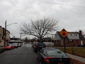 Home for Pre-foreclosure / auction Rosedale, Queens