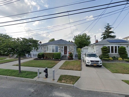 Single-family for Pre-foreclosure / auction Rosedale, Queens