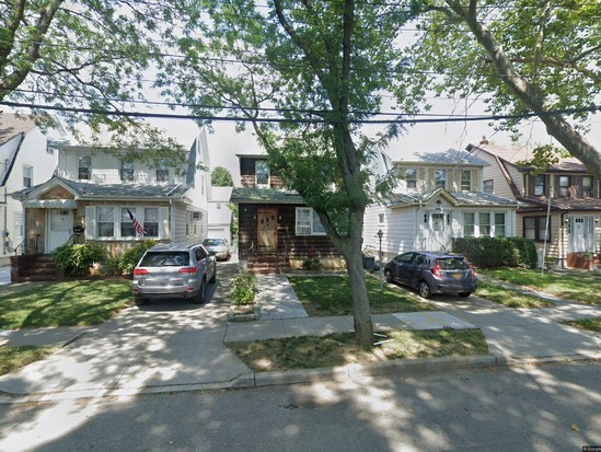 Single-family for Pre-foreclosure / auction Bellerose, Queens