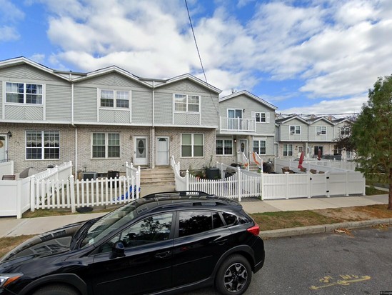 Townhouse for Pre-foreclosure / auction Tottenville, Staten Island