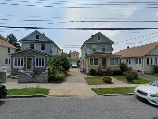 Single-family for Pre-foreclosure / auction Rosedale, Queens