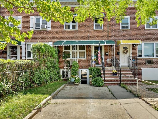 Single-family for Contingent Throggs Neck, Bronx