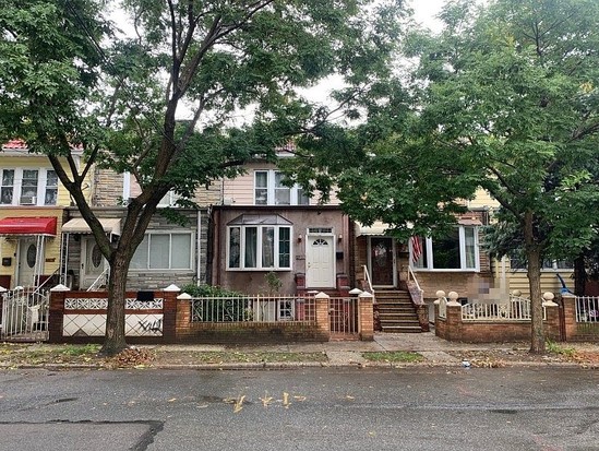 Single-family for Auction East Elmhurst, Queens