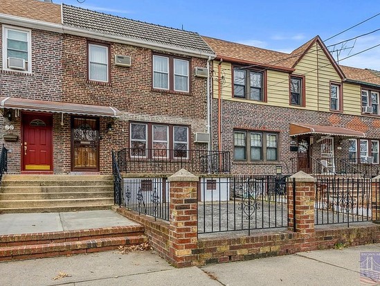 Single-family for Contingent Pelham Gardens, Bronx