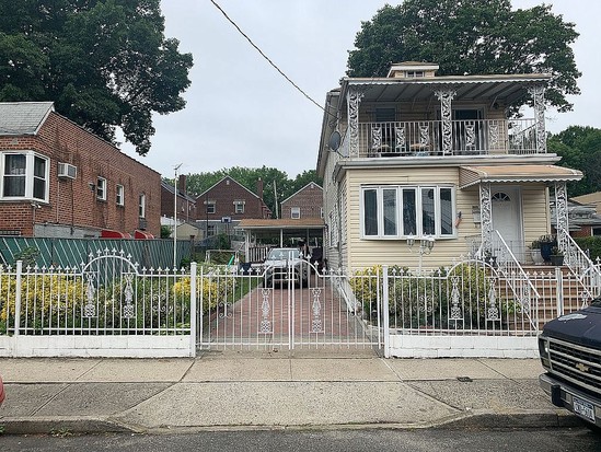 Single-family for Contingent Pelham Gardens, Bronx