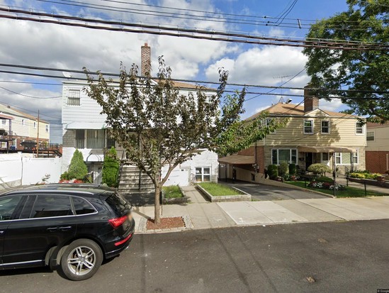 Single-family for Pre-foreclosure / auction Pelham Gardens, Bronx