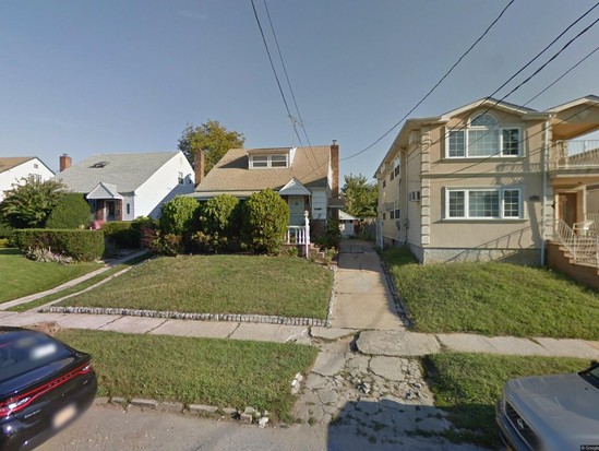 Single-family for Pre-foreclosure / auction Rosedale, Queens