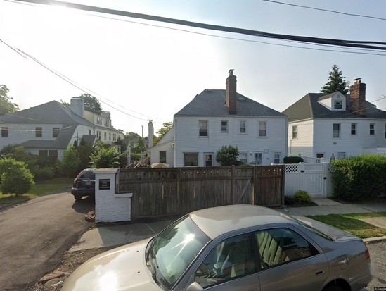 Single-family for Pre-foreclosure Douglaston, Queens